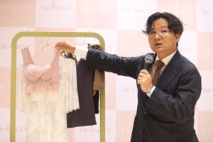朝比奈彩ルクア大阪OPの「tu-hacci」1日店長に！洋服着こなしに自信増した“脚”の理由とは2