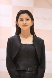 朝比奈彩ルクア大阪OPの「tu-hacci」1日店長に！洋服着こなしに自信増した“脚”の理由とは2