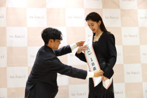 朝比奈彩ルクア大阪OPの「tu-hacci」1日店長に！洋服着こなしに自信増した“脚”の理由とは3