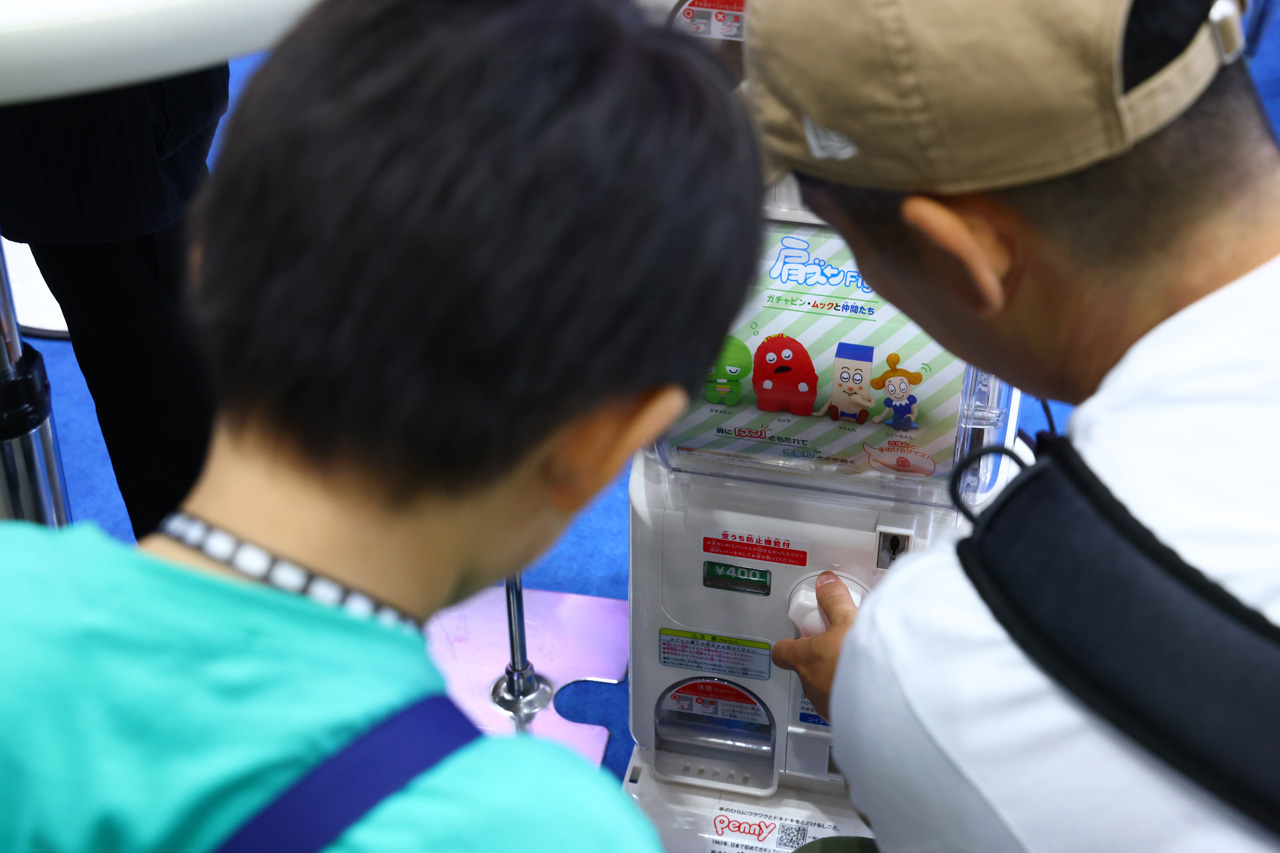 ガチャピンとムックおもちゃショーに!肩ズン Fig.やつながりんぐチャーム初公開9