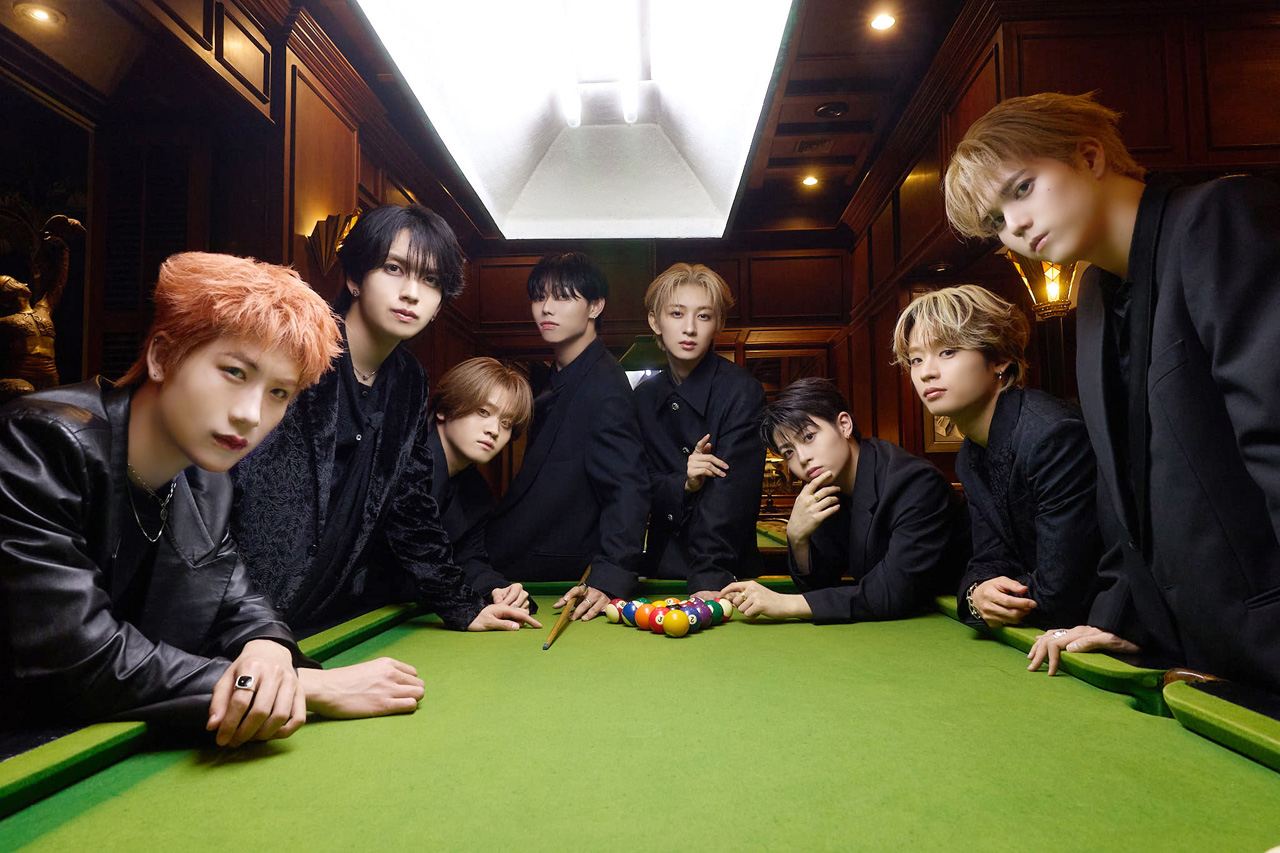 初写真集「MAZZEL 1st photobook with ZEAL」重版!未公開カット公開でオールブラック衣装2
