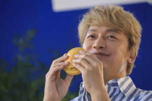 香取慎吾マクドナルドCM初登場!小学5年生の頃に「みんなで取り合い」懐かしげ12