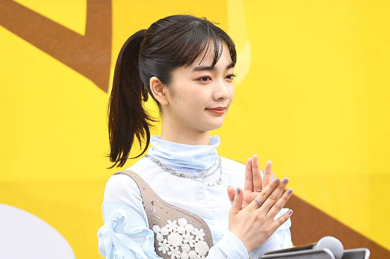 見上愛ポニテ姿でヱビスビール乾杯!唇に白い泡つけ『YEBISU ビアグルメグランプリ2026』料理に舌鼓2