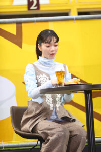 見上愛ポニテ姿でヱビスビール乾杯!唇に白い泡つけ『YEBISU ビアグルメグランプリ2026』料理に舌鼓4