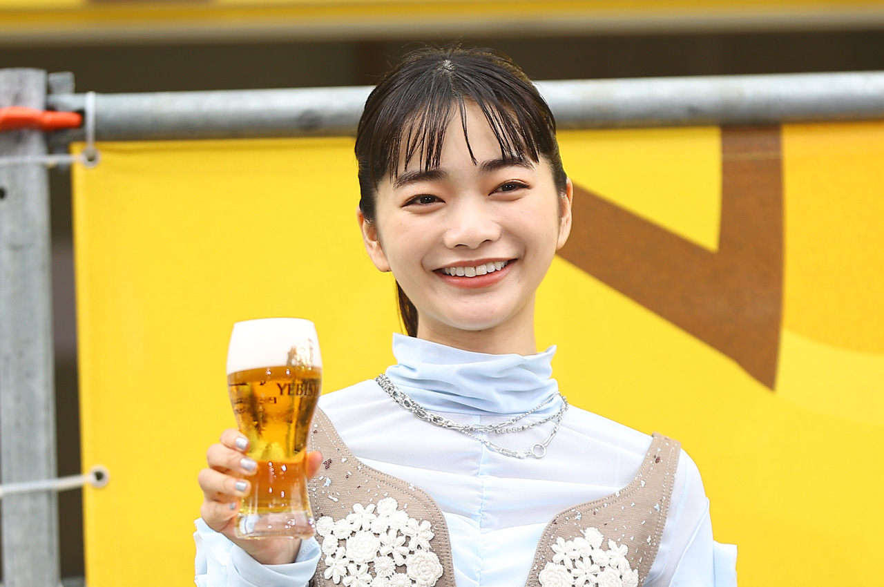 見上愛ポニテ姿でヱビスビール乾杯!唇に白い泡つけ『YEBISU ビアグルメグランプリ2026』料理に舌鼓6