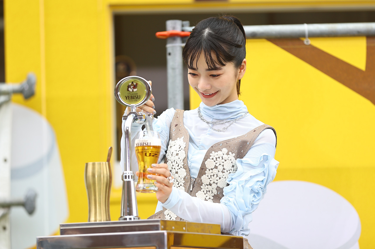 見上愛ポニテ姿でヱビスビール乾杯!唇に白い泡つけ『YEBISU ビアグルメグランプリ2026』料理に舌鼓7