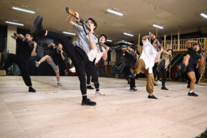 『ミス・サイゴン』演出家が語る簡潔なキャスト寸評!けいこ場で4曲披露で大人数の圧巻ガンダンスも9