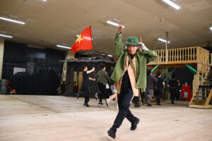 『ミス・サイゴン』演出家が語る簡潔なキャスト寸評!けいこ場で4曲披露で大人数の圧巻ガンダンスも15