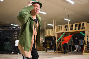 『ミス・サイゴン』演出家が語る簡潔なキャスト寸評!けいこ場で4曲披露で大人数の圧巻ガンダンスも16
