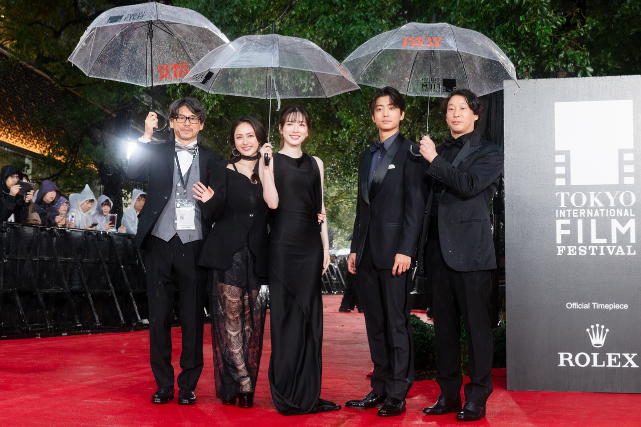 永野芽郁 大雨の中心待ちに待ち構える報道陣に「皆さんがあたたかく迎えてくださって嬉しい」2